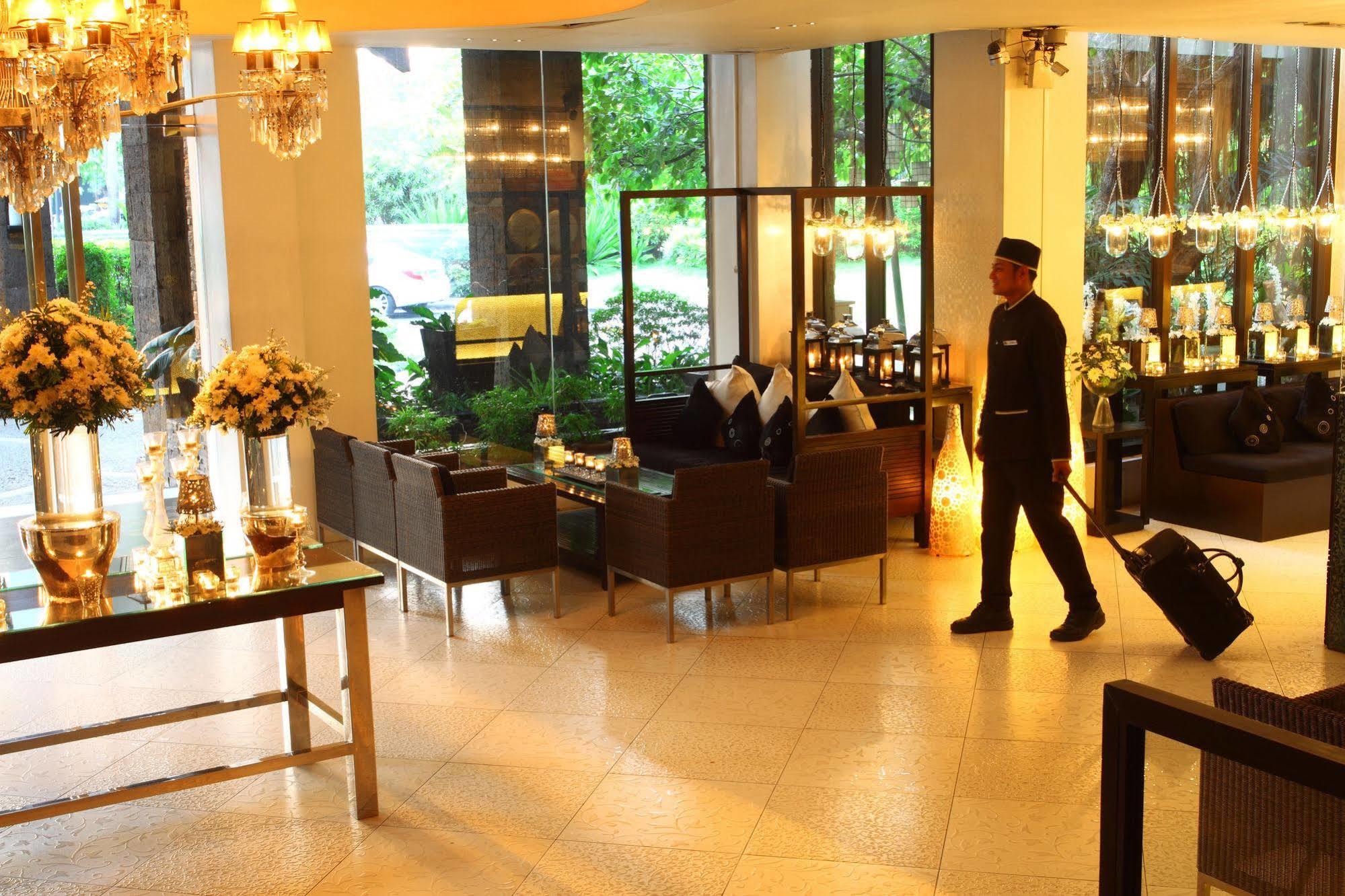 The Sulo Riviera Hotel Quezon City Exterior photo